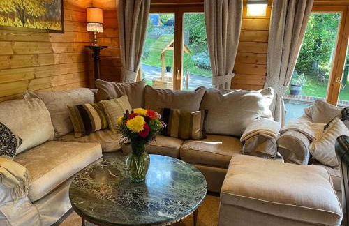 3 Bedroom Lodge Hotub pool in Horsley Surrey UK - Photo 11