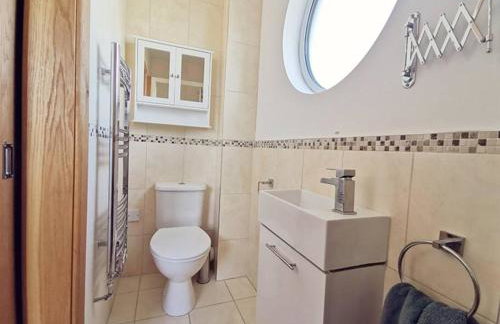 1 Y Bae - Top Floor Apartment - Photo 19