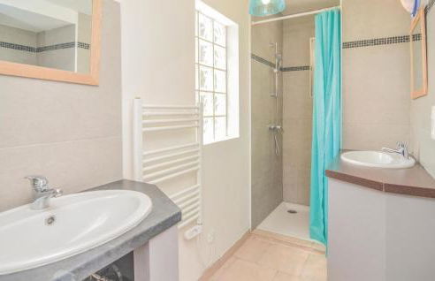 Nice Apartment In Le Sambuc With Wifi - Foto 27