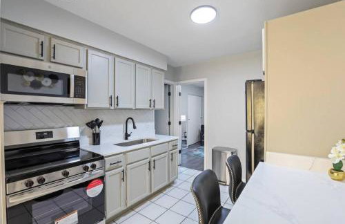 Convenient Mid and Extended Stay Near Airport - Foto 22