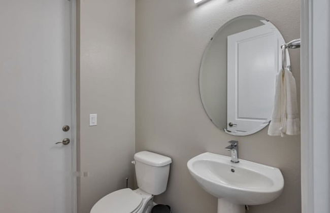 Spacious and Modern Home for 9 Guests - Photo 10