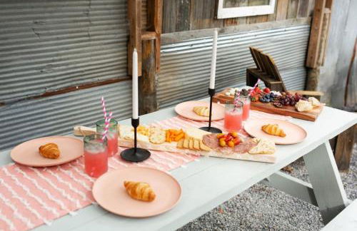 Meadow View Romantic Nature Stay w Barn, Outdoor Tub and Sauna - Foto 26