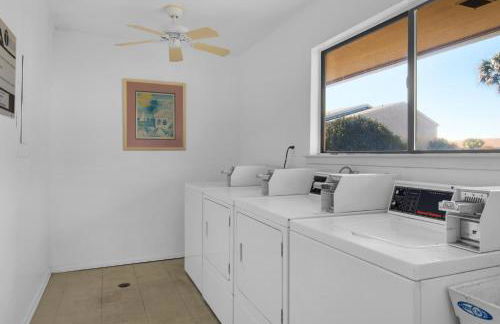 Steps to the Beach Pool Courts Family Fun - Foto 47