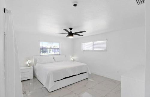 Chic & modern canal-front retreat with private pool - Azure Tides - Photo 26