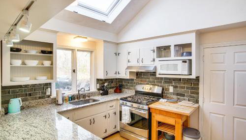 Ping-Pong and Backyard Spacious Chatham Retreat - Foto 2