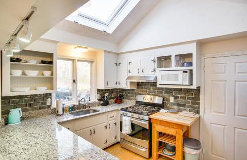 Ping-Pong and Backyard Spacious Chatham Retreat - Foto 2