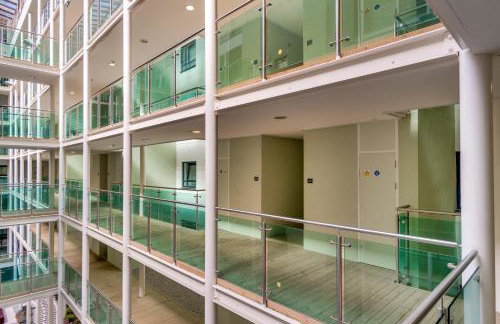 Chic and Bright Apartment Near the Water - Photo 31