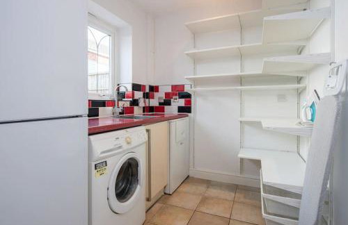 5Bed House with Games Room & Slide! Fast WiFI & FREE Parking - Photo 7