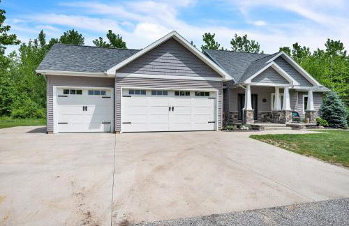 Lakeside Retreat with Hot Tub & Game Room home - Foto 15