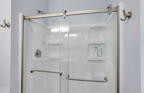 Pet Friendly Higgins Lake Home Firepit and Yard - Foto 17