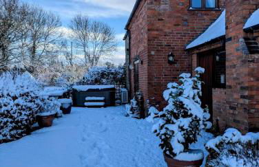 The Owl House - Hot Tub Adventures in Moreton - Pass the Keys - Foto 48