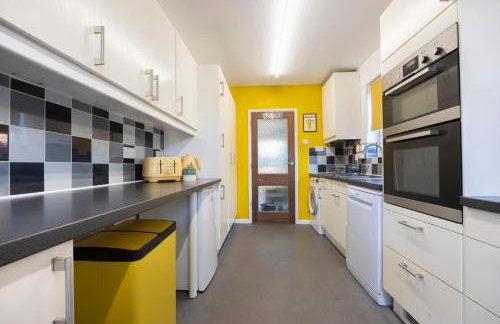 Charming 3 Bed Home in Churchdown with Hot Tub - Foto 14