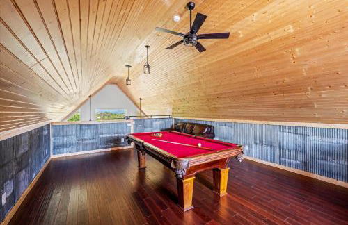 TN Whiskey Cabin- Lake and Mtn Views- Covered Deck- Game Room- Pool Table- Pets - Foto 43
