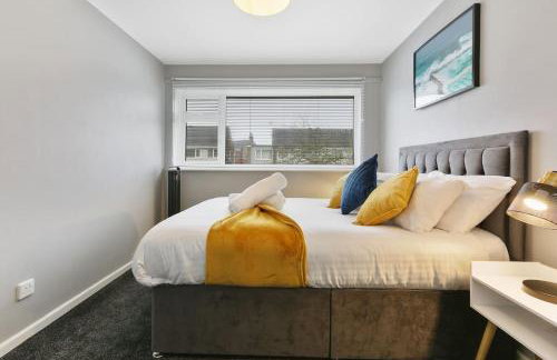 Superb 3 bed house, homely comforts close to supermarkets, with private parking on gated premise - Photo 5