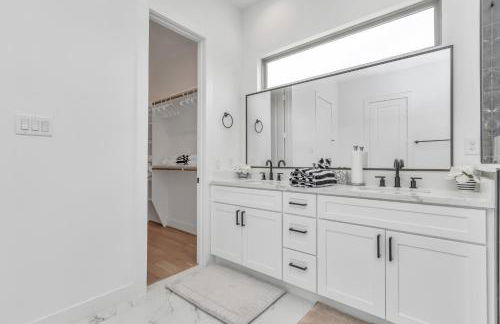 Tranquil Downtown Escape with Backyard - Photo 55