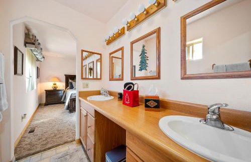 Breathtaking Cabin Backing the National Forest - Foto 48