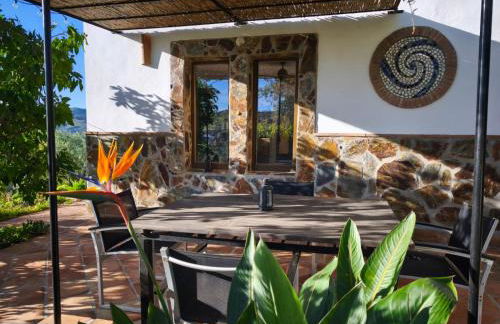 Künstlerhaus Finca Madreselva mit atemberaubenden Weitblick mit Infinitypool, kleinen Teichen und vielen Sitzplätzen in Tolox Malaga im Nationalpark Sierra de las Nieves, ideal für Entspannung, aber auch zum Wandern - Foto 13