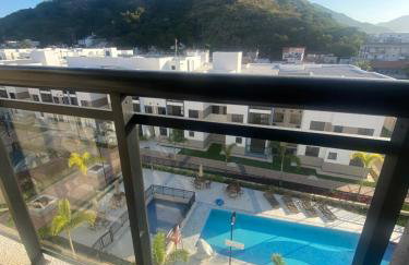 Aconchego e localização, a 10 minutos de CAMINHADA da praia e a 26 minutos de carro do RIR26, com vaga de garagem e 2 banheiros para maior conforto dos nossos hóspedes - Foto 1