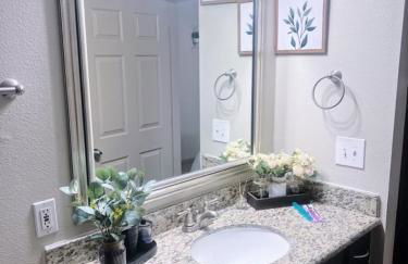 Vibrant Oasis in the Heart of Midtown & Downtown - Foto 16