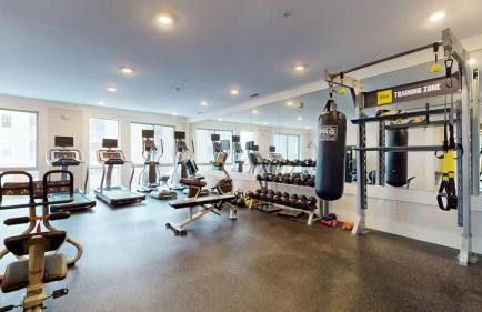 Modern Comforts Free Gym Access - Foto 3