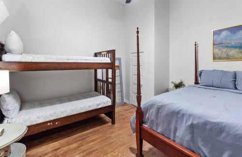 Southern Magnolia House with Porch Swing - Foto 13