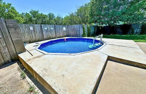 Texas Speedway Retreat: Desk + Cowboy Dipping Pool by Vacation Your Way - Foto 26