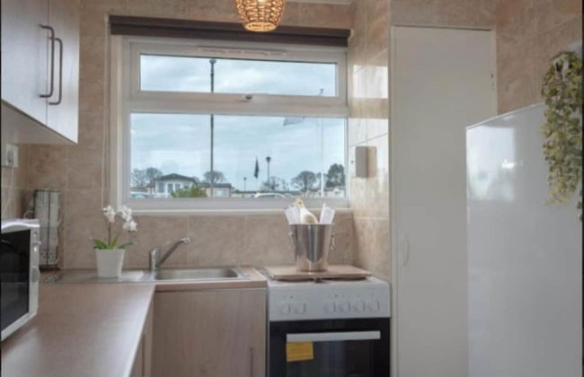 2 Bed Chalet Sleeps 4- Parking, Garden, Near Beach - Foto 10