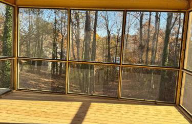 Lake Lanier 3BR Cozy Retreat with Screened Porch, Deck and Dock - Foto 16