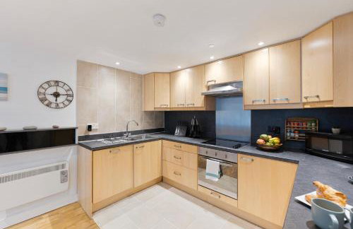 Central Apt-2Bed 2Bath-AC unit-By FabAccommodation - Foto 10