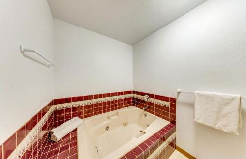 Serene La Conner Retreat with Fireplace and Deck! - Foto 18