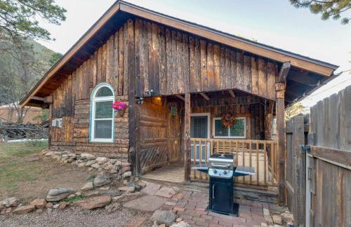 Rustic Log Cabin with Studio about 5 Mi to Pikes Peak! - Foto 1