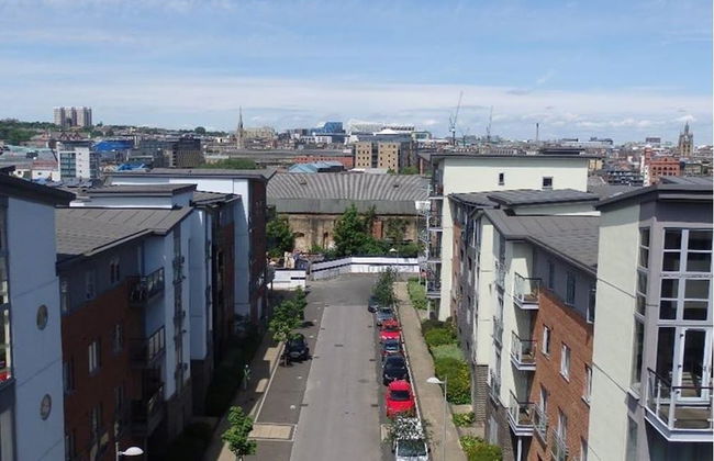 Executive Apartment With City Views - Photo 12