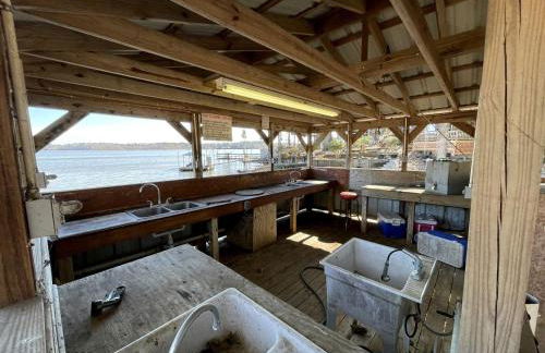 Peaceful Lakefront Tiny Cabin Nestled in the Sabine National Forest for a Romantic Escape in Hemphill, Texas - Foto 7