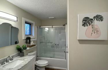 Poconos Chalet -Kayaks- HotTub-Karaoke-Lake - Foto 43