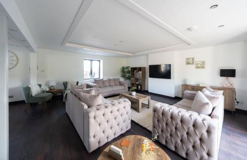 Woodside Barn Sleeps 14 with Hot Tub - Photo 20