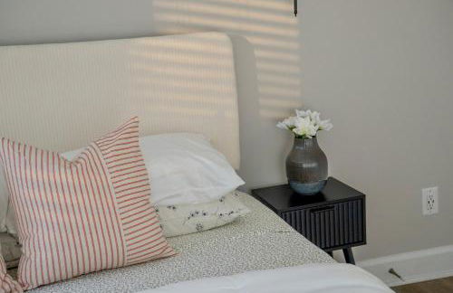 Uptown LUXE Retreat with Parking & Walk to City Center - Foto 33