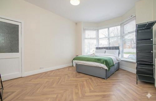 Spacious 6BR Family & Group Home Garden & Parking Sleeps 10 - Foto 7