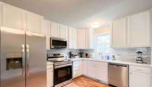 Pet-Friendly 4BR Family Home with Fenced Yard - Foto 2