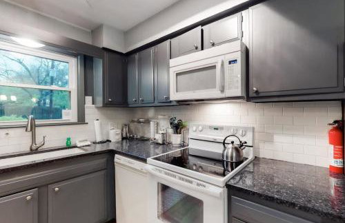 Wonderful Lakefront Home with Yard, Water Views, Central AC, WiFi, Private W/D - Foto 10