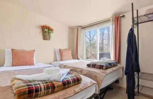 Pocono cabin with hot tub and private pool at Shawnee Mtn - Foto 25