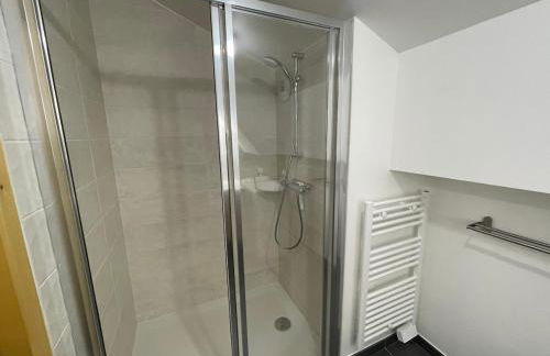 Dans résidence neuve LE SNOW ROC sur les pistes, appartement 8 personnes 2 chambres et coin montagne avec Terrasse WIFI et SAUNA - Photo 44