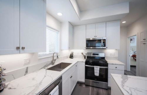 Game Room! Rooftop Deck! Sleeps 11 - Photo 9