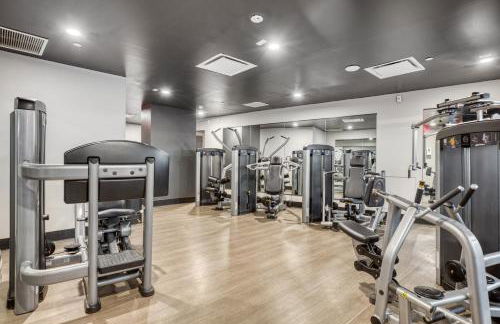 FiDi Studio w Residents Bar Golf Simulator Gym NYC-271 - Photo 12