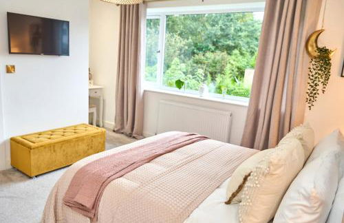 Chic Family Home with Garden Fire Pit & Event Space, Hot Tub - Foto 26