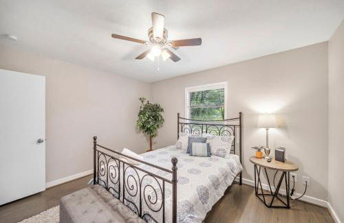 3 Bedroom Home The Neighborhood Spot desks in 2 rooms high speed Internet wifi Kick Back & Relax close to Houston Hobby Airport 5 star superhost - Foto 8