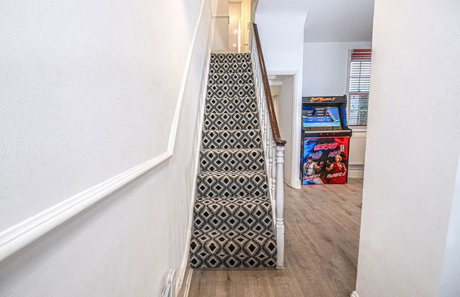 Stylish Super Central Modern Townhouse Retreat - Photo 16