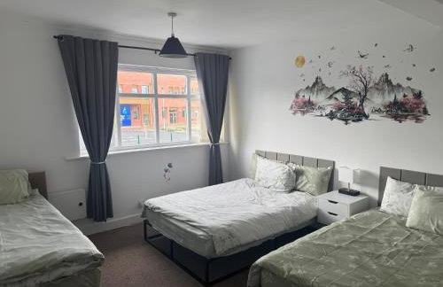 Comfortable 2-Bed Flat Balcony Near Airport - Photo 10