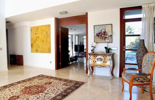 Villa de lujo con piscina, jacuzzi, jardín y terraza - Foto 7