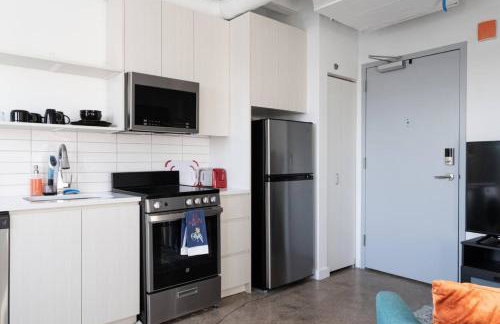 Sunny Modern Loft Montrose Beach Rooftop WFH Gym - Photo 5