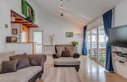 Spacious Rustic 2BR with Terrace & Parking - Foto 1